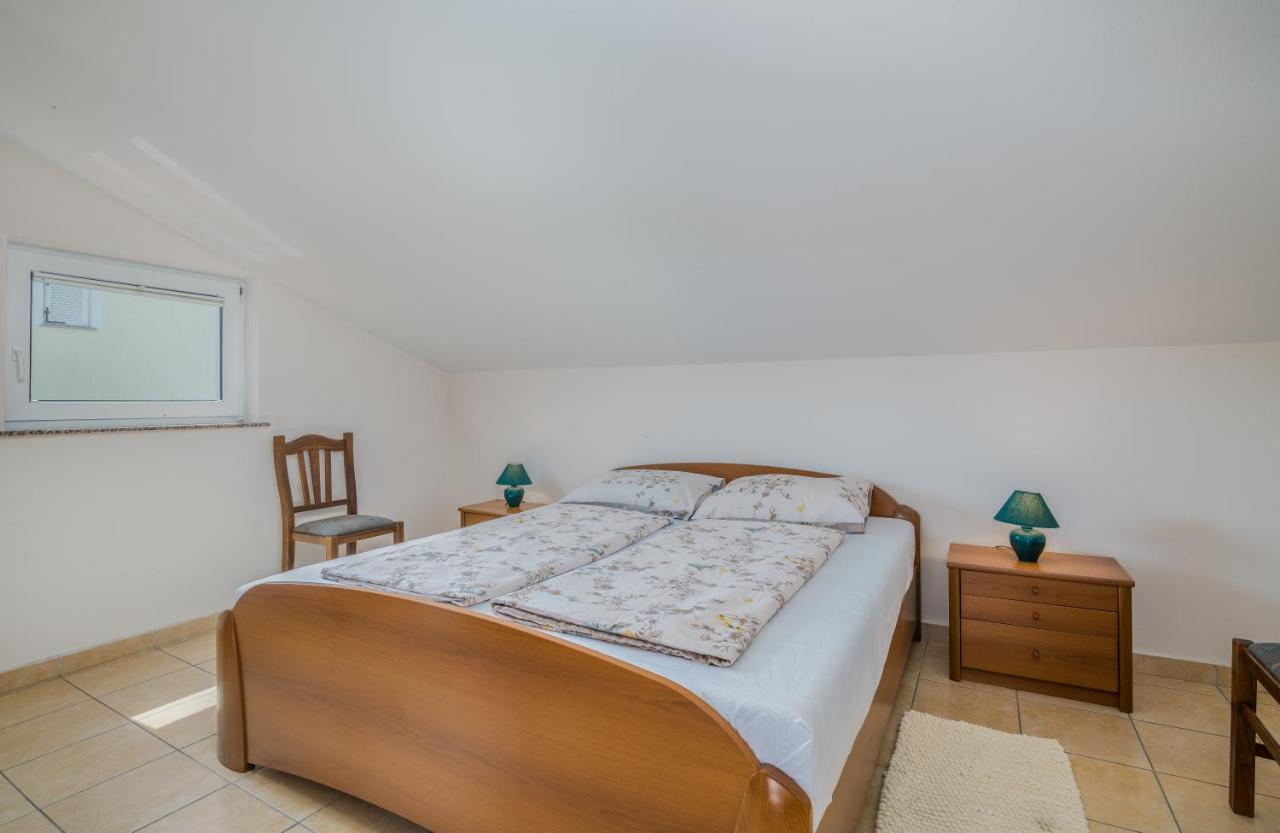 Appartement Pansion Dujmovic 1 à Malinska Extérieur photo