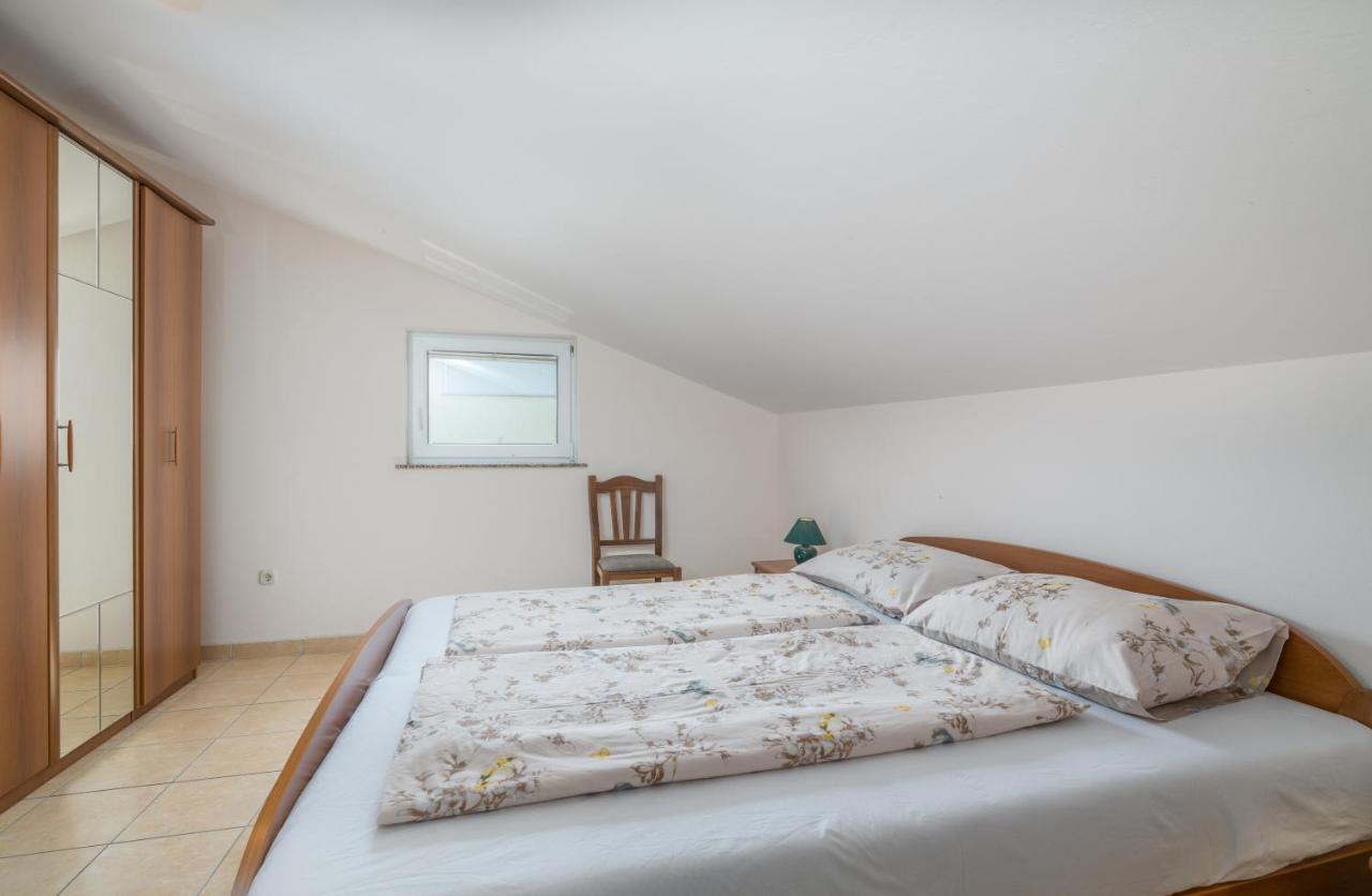 Appartement Pansion Dujmovic 1 à Malinska Extérieur photo