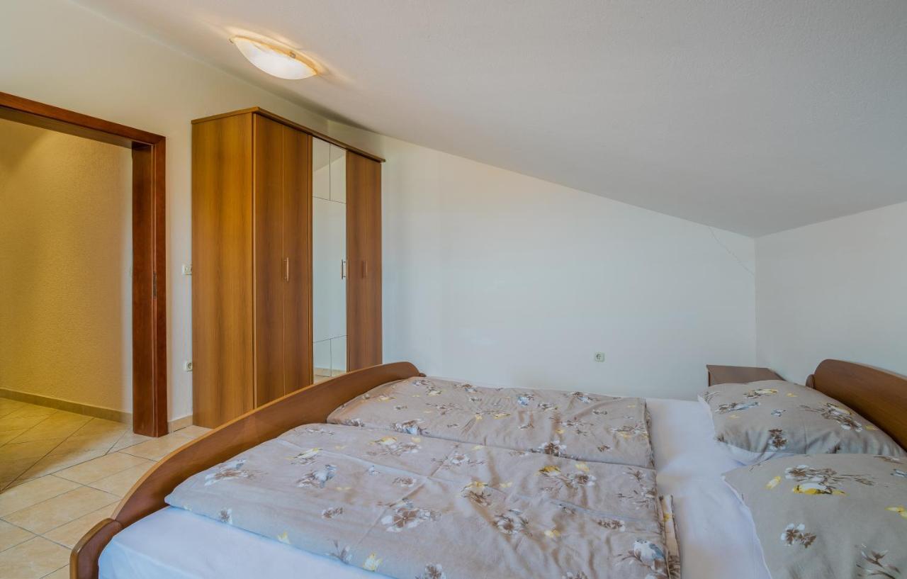 Appartement Pansion Dujmovic 1 à Malinska Extérieur photo