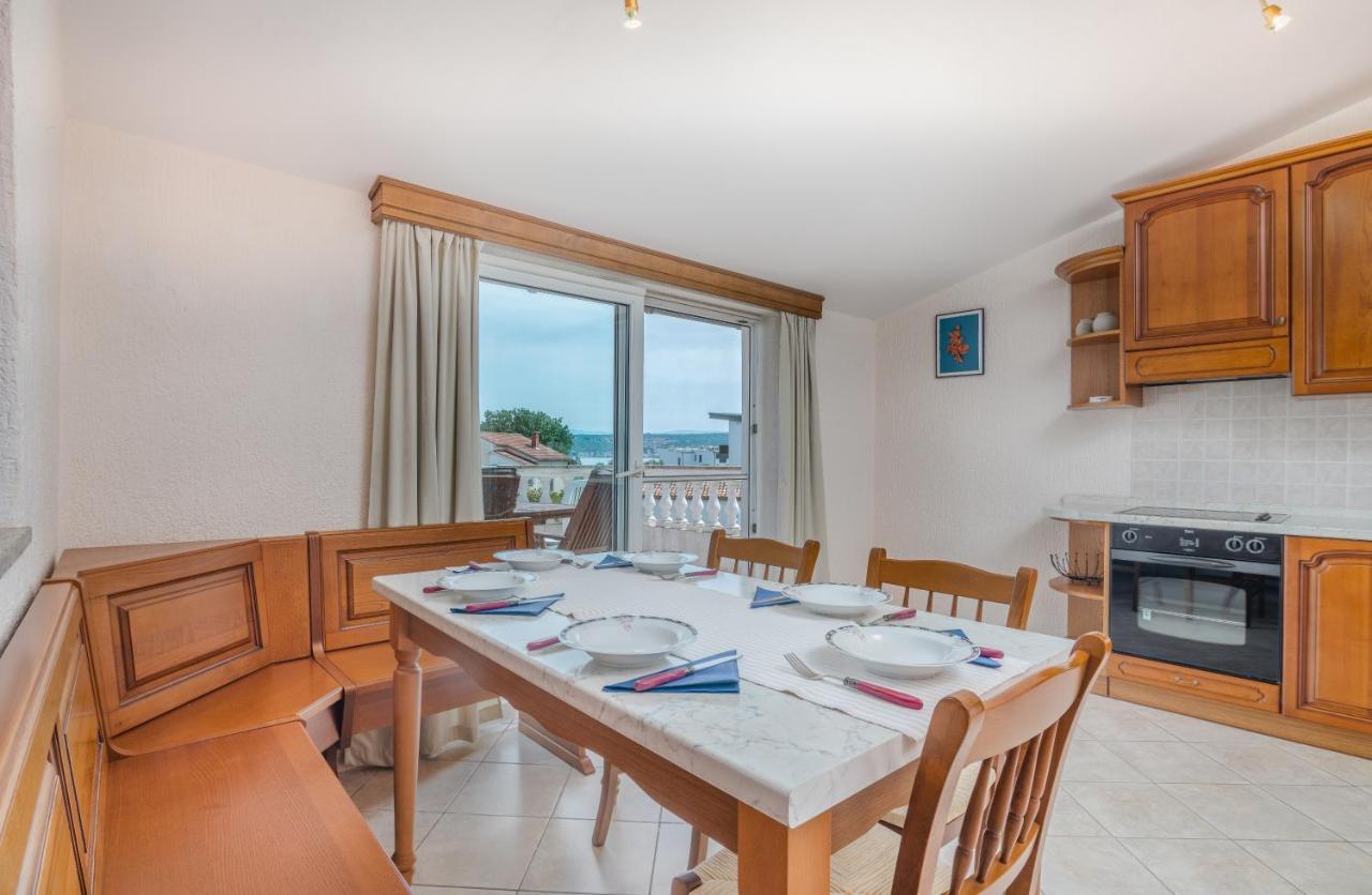 Appartement Pansion Dujmovic 1 à Malinska Extérieur photo