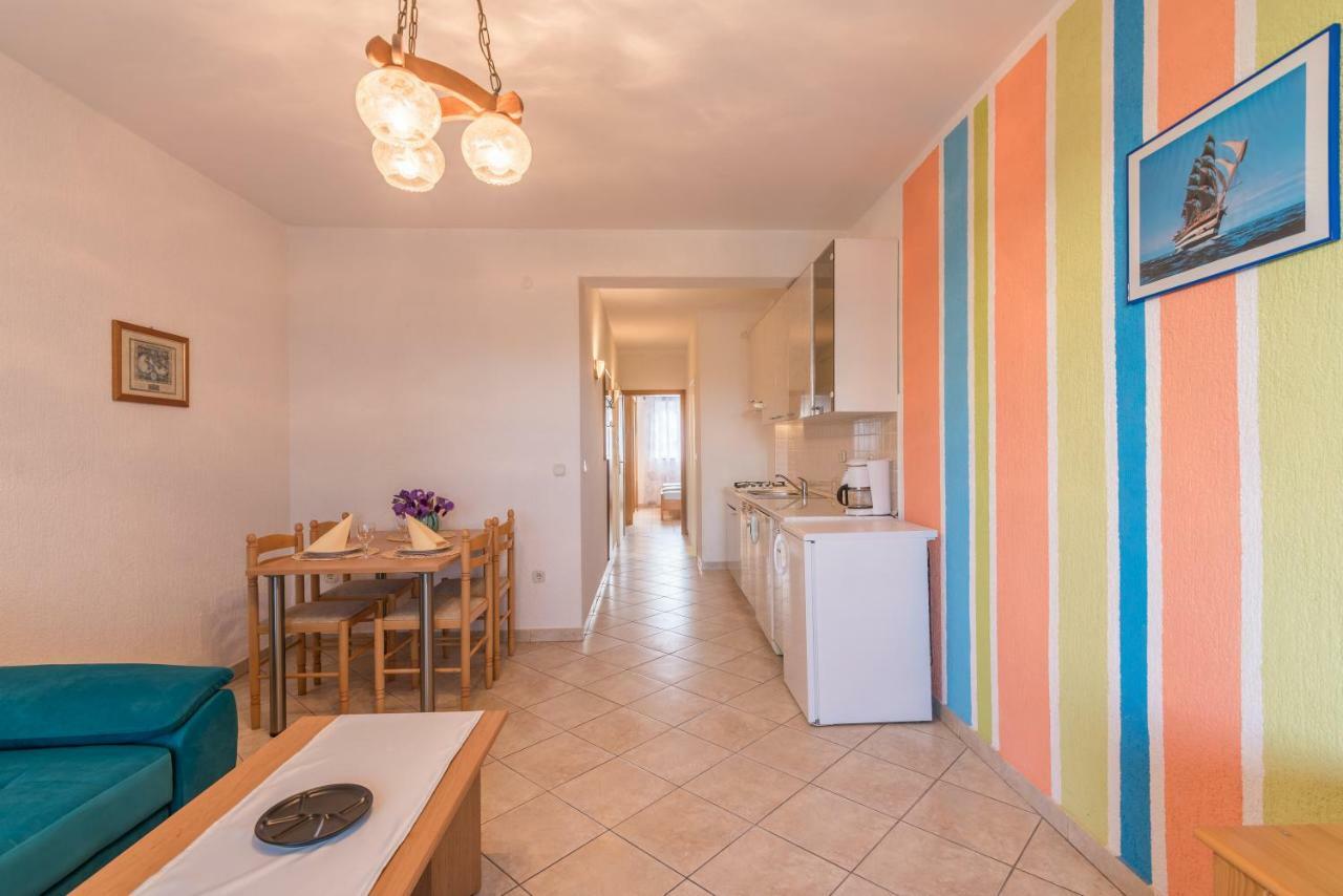 Appartement Pansion Dujmovic 1 à Malinska Extérieur photo