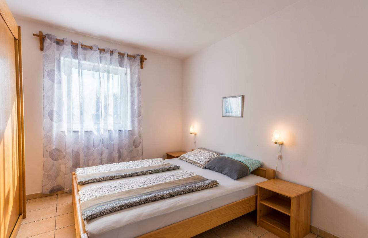 Appartement Pansion Dujmovic 1 à Malinska Extérieur photo