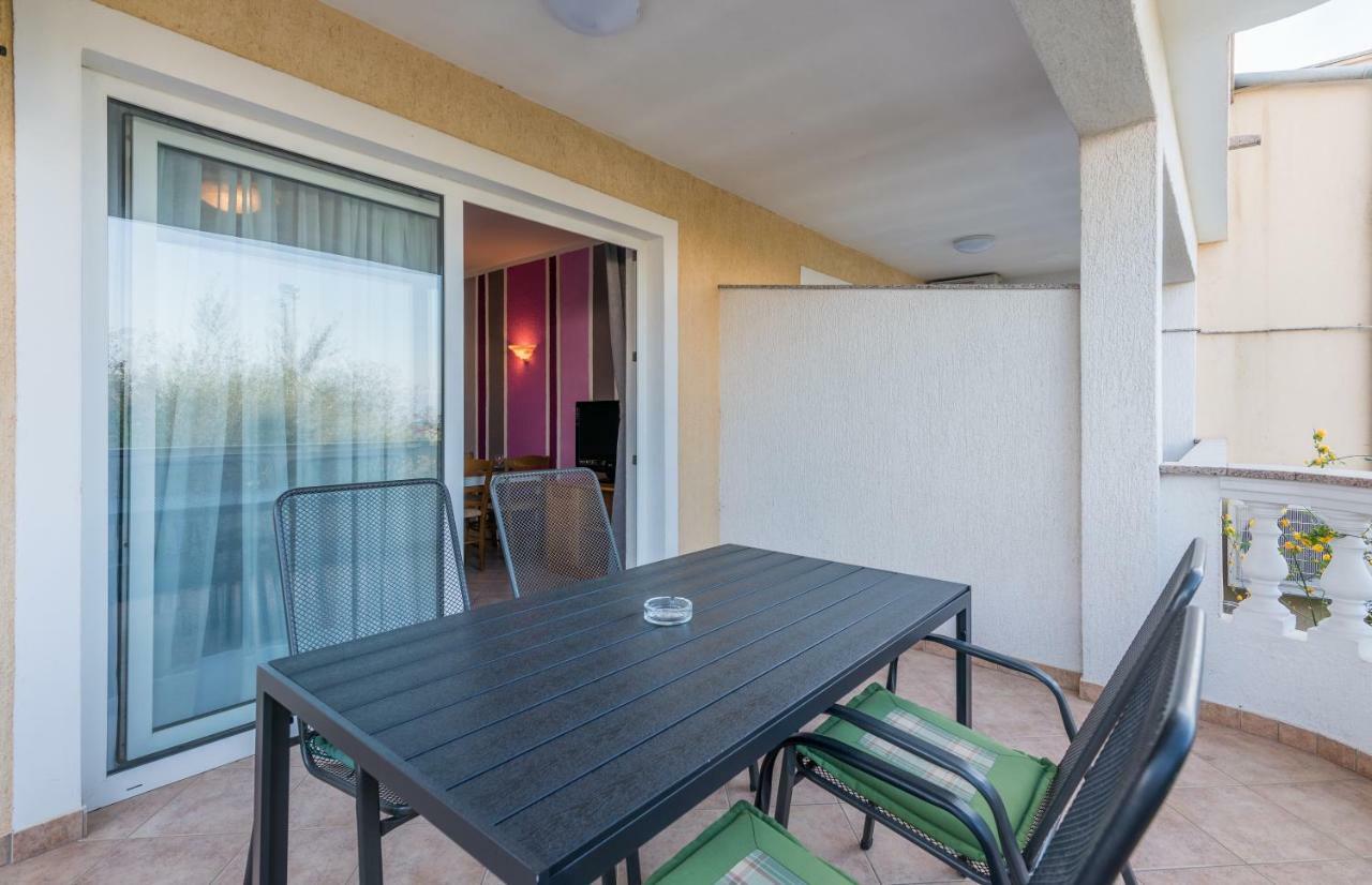 Appartement Pansion Dujmovic 1 à Malinska Extérieur photo