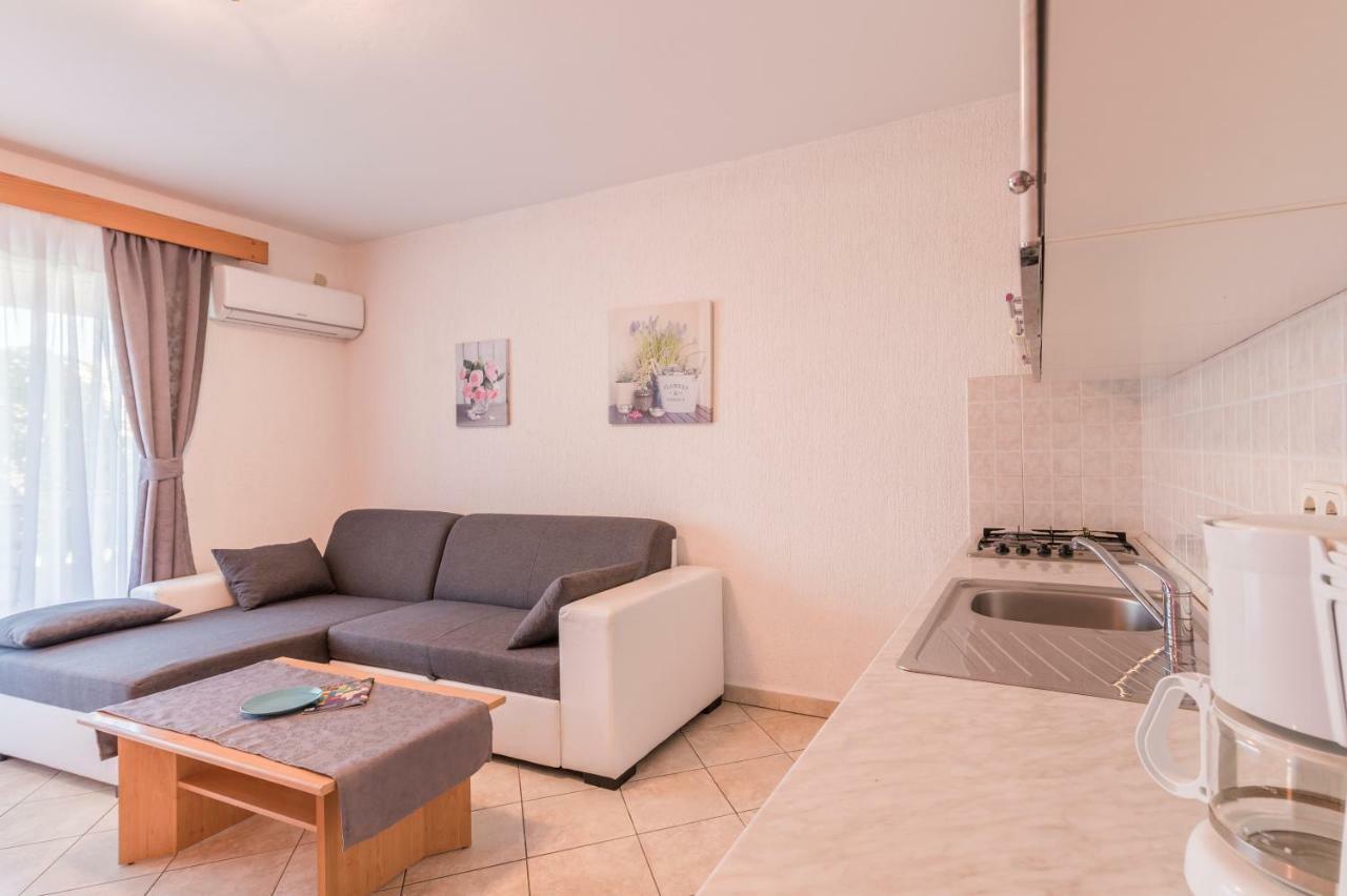 Appartement Pansion Dujmovic 1 à Malinska Extérieur photo