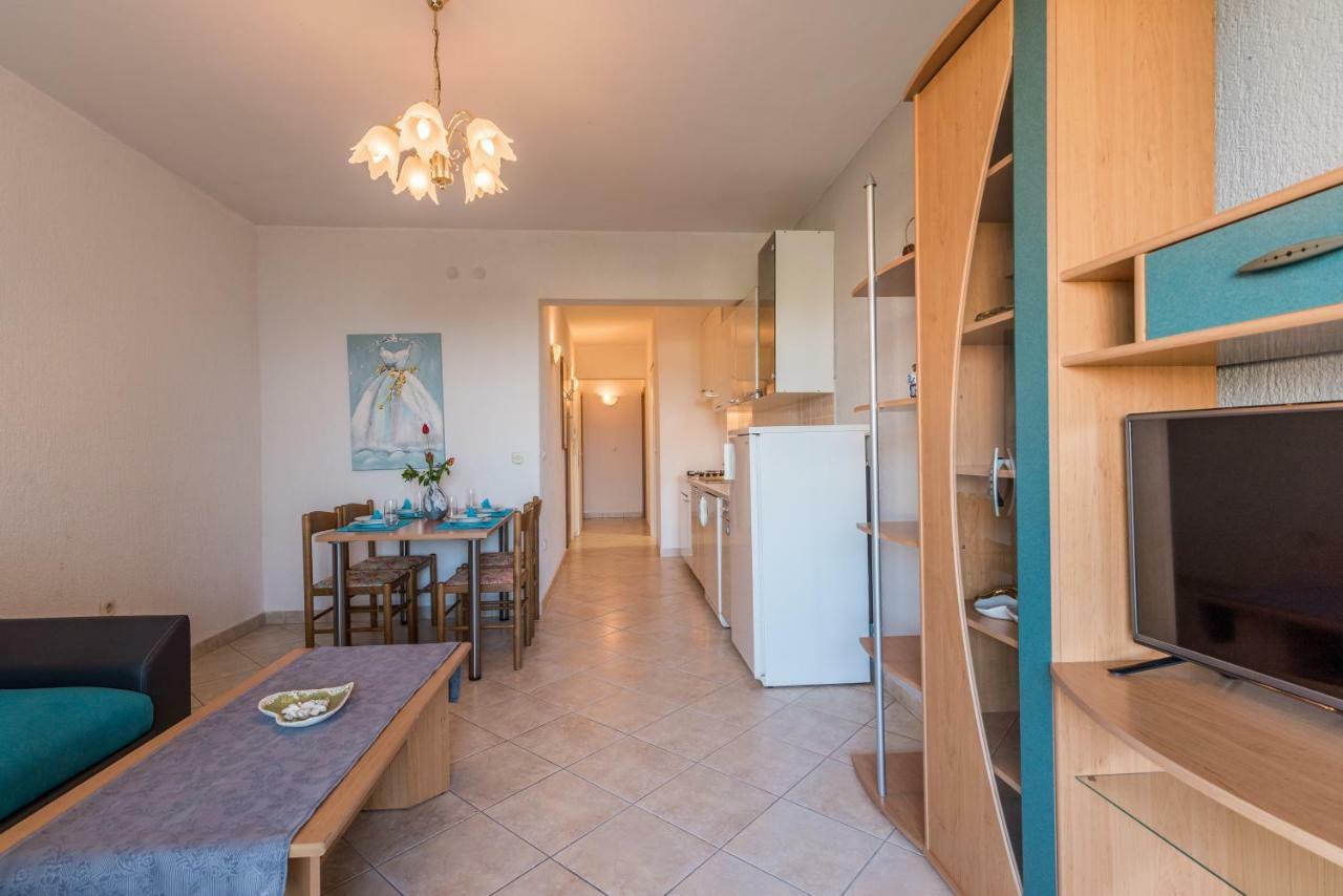 Appartement Pansion Dujmovic 1 à Malinska Extérieur photo