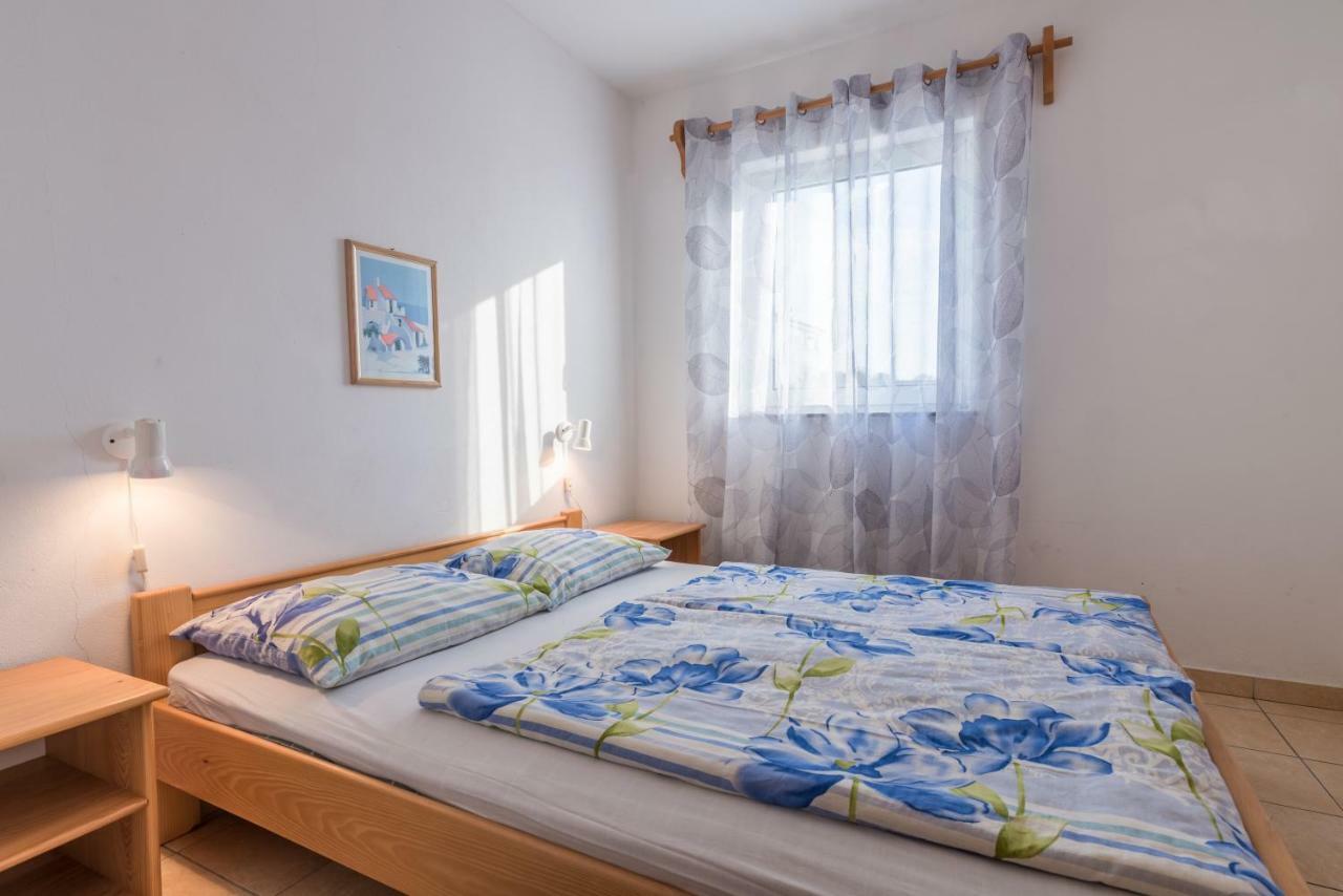 Appartement Pansion Dujmovic 1 à Malinska Extérieur photo
