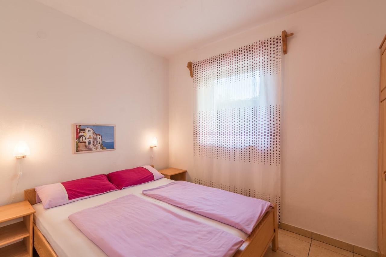 Appartement Pansion Dujmovic 1 à Malinska Extérieur photo