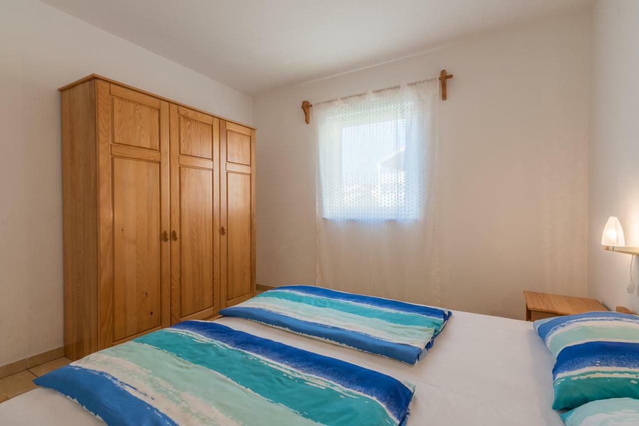 Appartement Pansion Dujmovic 1 à Malinska Extérieur photo