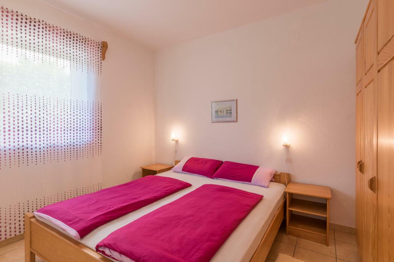 Appartement Pansion Dujmovic 1 à Malinska Extérieur photo