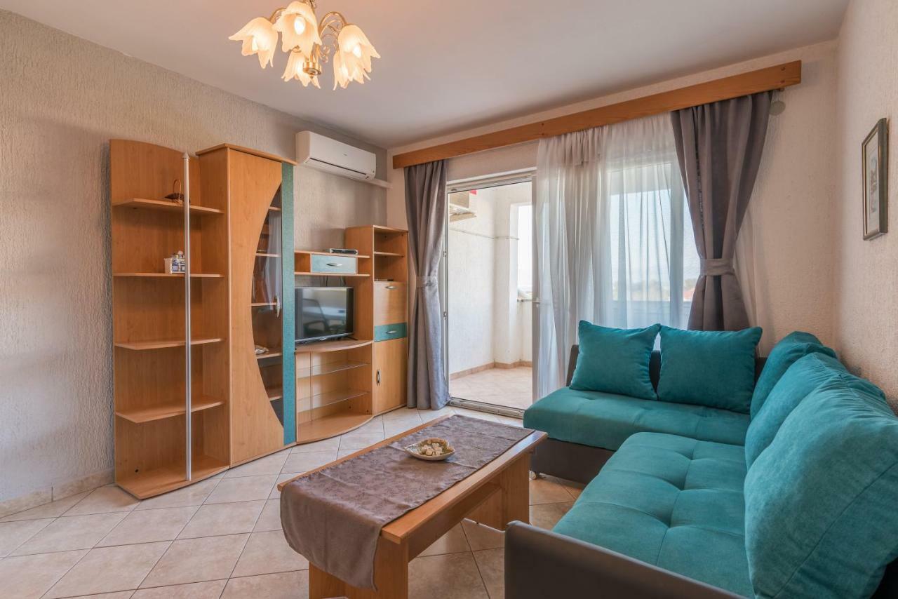 Appartement Pansion Dujmovic 1 à Malinska Extérieur photo