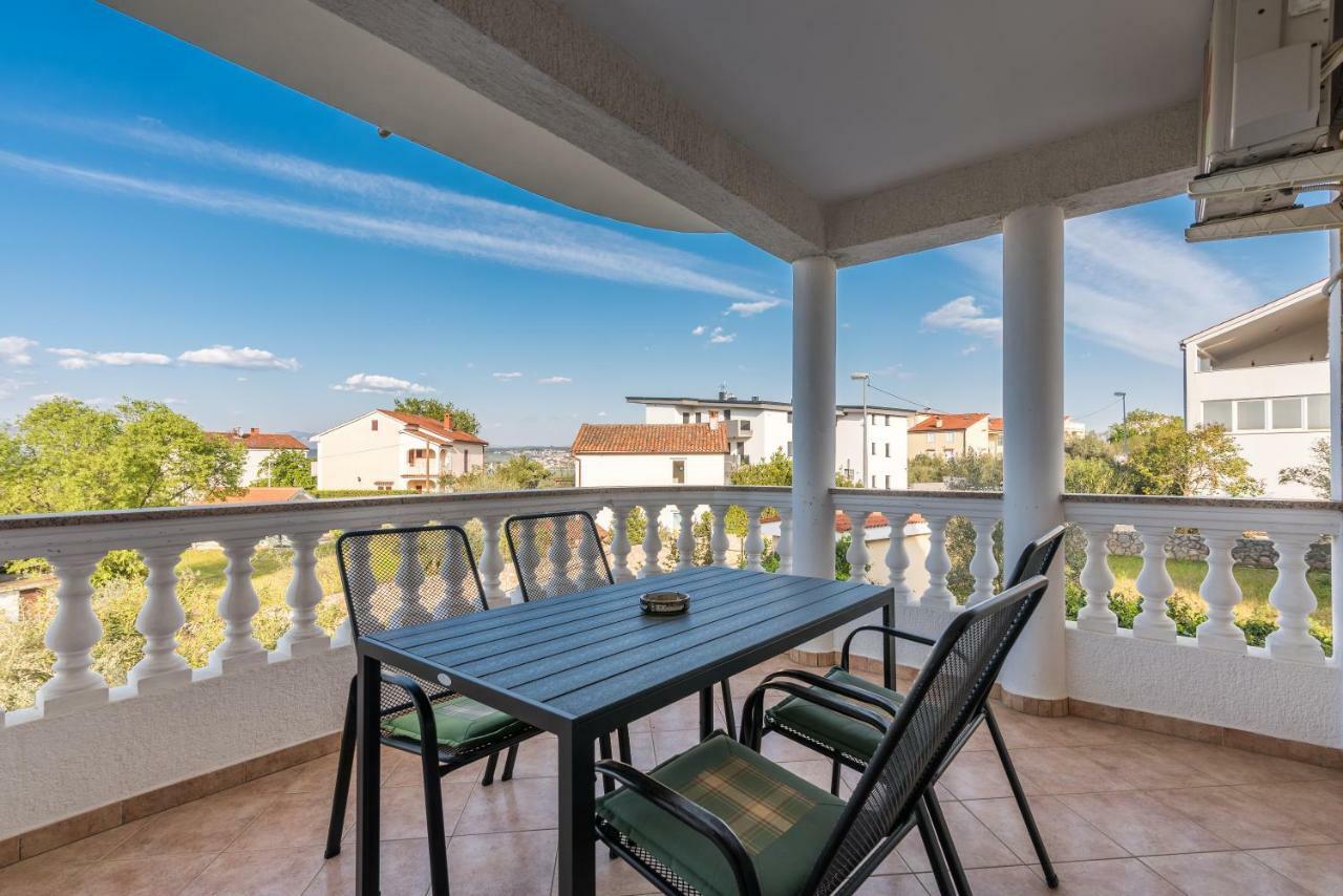 Appartement Pansion Dujmovic 1 à Malinska Extérieur photo