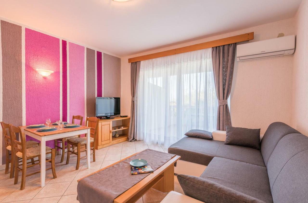 Appartement Pansion Dujmovic 1 à Malinska Extérieur photo