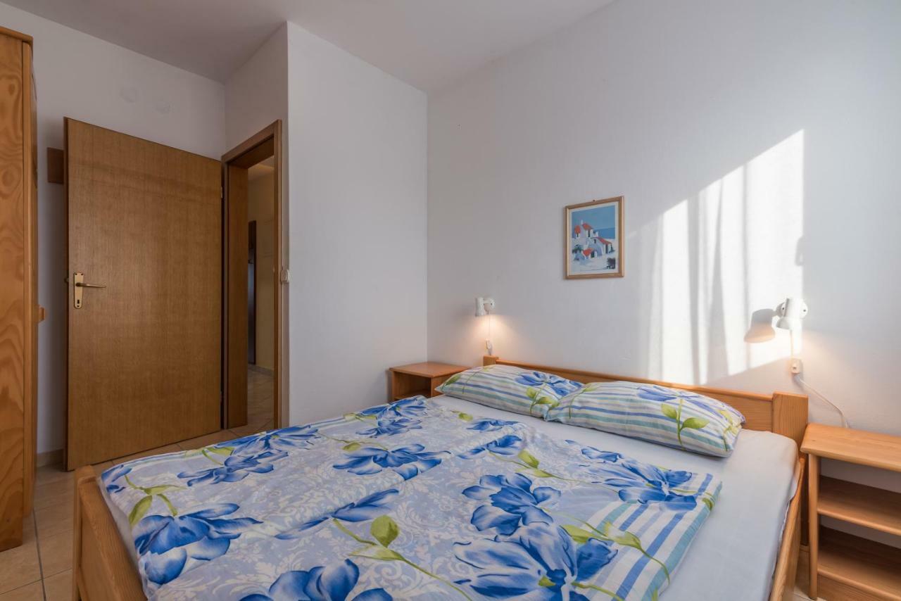Appartement Pansion Dujmovic 1 à Malinska Extérieur photo
