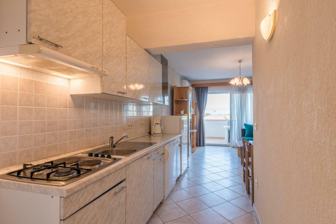Appartement Pansion Dujmovic 1 à Malinska Extérieur photo